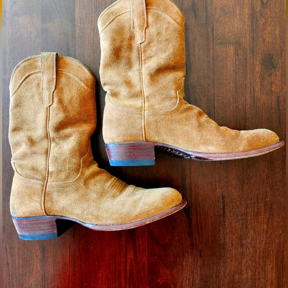The Shane By Tecovas men's boots Size 10.5 d in Honey Suede color.